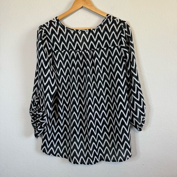 Live 4 Truth Black Cream Abstract Chevron Hi Lo Toll Tab Sleeves Lightweight Top - Picture 5 of 8